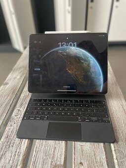 iPad 12.9 (4th generation), Apple keyboard + Apple Pencil
