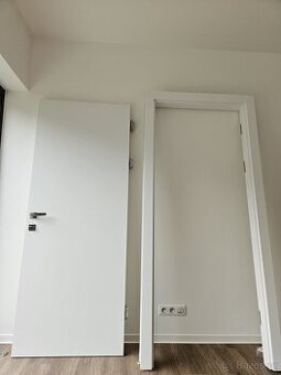 Dveře bezfalcové + obložková zárubeň + kování (z novostavby)