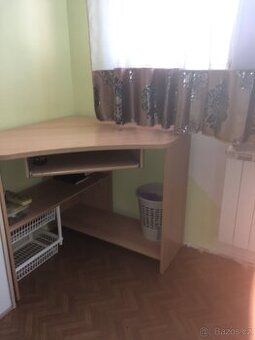 Psací stůl s točící židli