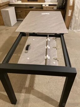 Zahradní  jídelní stůl rozkládací-Nový