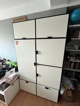 Šatní skříň se zásuvkami a úložným prostorem