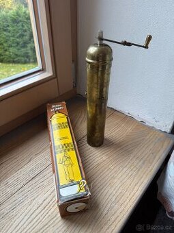 Starý mosazný mlýnek na kávu