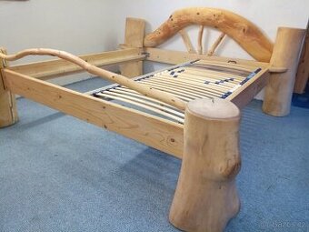 Masivní manželská postel 180x200 cm