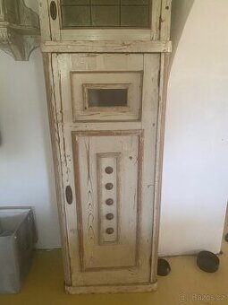 Starožitná skříň s policemi