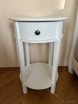 2x noční stolek se zásuvkou a spodní policí.