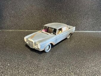 Mercedes Benz W111 220 SE heckflosse barn find 1:18