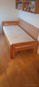 Postel z masivu borovice