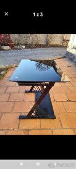 Jídelní skleněný stůl