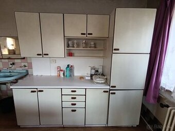 Kuchyňská linka + stůl+ skříně