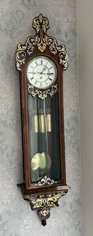 Nástěnné vykládané čtvrťové hodiny okolo roku 1860.