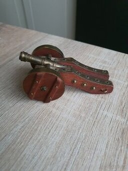 Mini mosazné dělo s dřevěnou konstrukcí