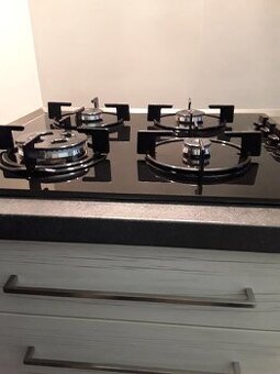 Vestavná plynová varná deska Bosch POH6B6B10