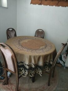 Kulatý stůl s dřevěnými ručně dělanými židlemi - 1