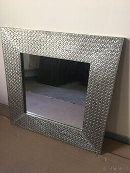 Zrcadlo 76x76 oplechované s dřevěným korpusem