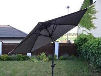 Slunečník Butlers Siesta s šedým potahem