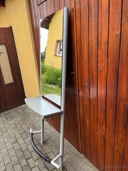 Kadeřnická obsluha - zrcadlo.