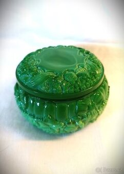 Stará dóza ze zeleného malachitového skla