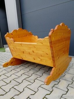 Dřevěná dětská kolébka