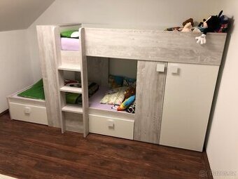 Dvoupatrová dětská postel s vestavěnou skříní