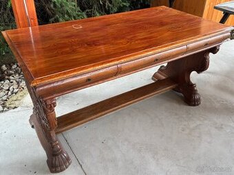 Historický vyřezávaný stůl
