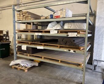 Poctivé železné regály – 3 ks (nosnost cca 1000 kg/police)