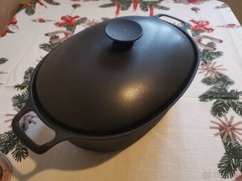 Krásný litinový pekáč