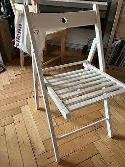 bílé skládací židle