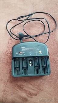 Elektrická nabiječka baterii na čtyři baterky.