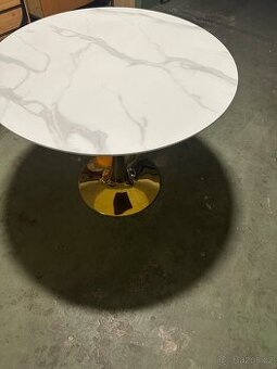 Prodám jídelní stůl se vzorem mramoru