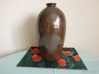 Stará velká kameninová lahev