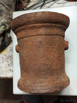 Starožitný kovový hmoždíř