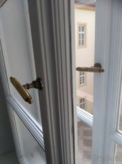 Oliva mosazná původní okenní - 1