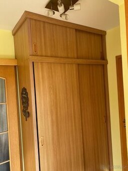 prodám dvojskřííň d= 135 cm, v= 200 cm, hl= 51 cm