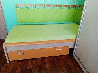 POSTELE A KOMODY - 2 x rám postele s roštem + 2 ks komody