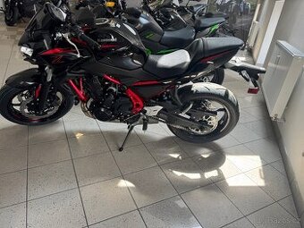 KAWASAKI Z650 MY25 Metallic Spark Black / Red