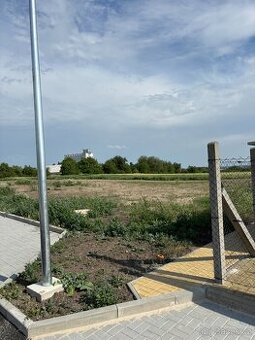 Stavební pozemek 848 m²,zasíťovaný,1 přímý soused(Dobrovice)