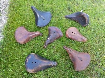 Staré kožené sedla