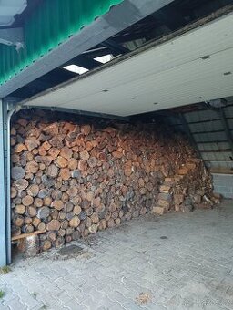 Suché akátové dřevo - nasekané