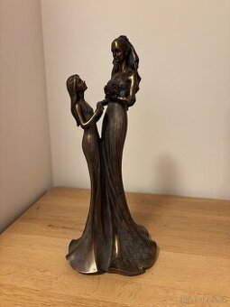 Soška dívky a dámy