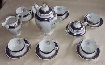 Čajová souprava z karlovarského porcelánu.
