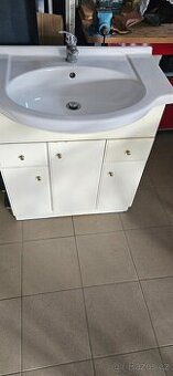 Koupelnove skříňky s umyvadly a bateriemi