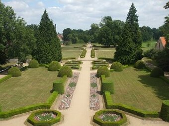 Střih živých plotů a řez stromů