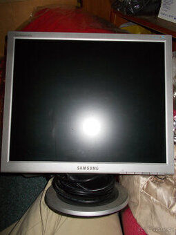 Monitor Samsung 19´ plně funkční za symbolickou cenu - 1