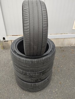 Pneu Michelin 245/45/19 (102Y)