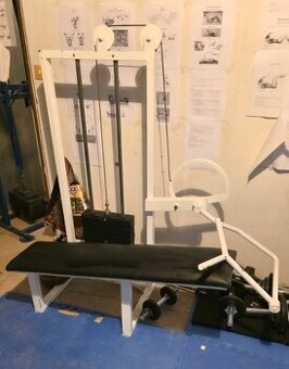 Posilovací stroj na prsa