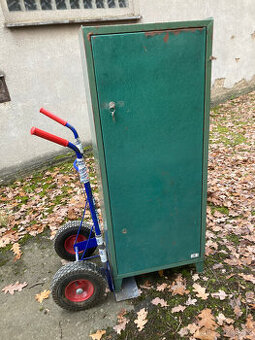 Skříň kovová dílenská uzamykatelná se schránkou 2.000 kč