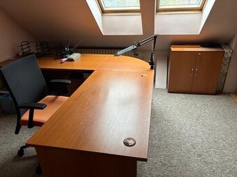 Kancelářský nábytek – velký rohový stůl + skříně (komplet)