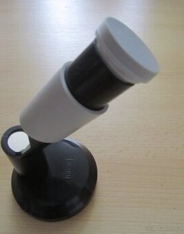 Ostřící lupa na filmové zrno fotokomora