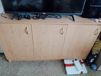 3 -dilná komoda vyrobená truhlářem