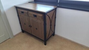 Komoda z masivního dřeva a kovu (výrobce Iron Art)
